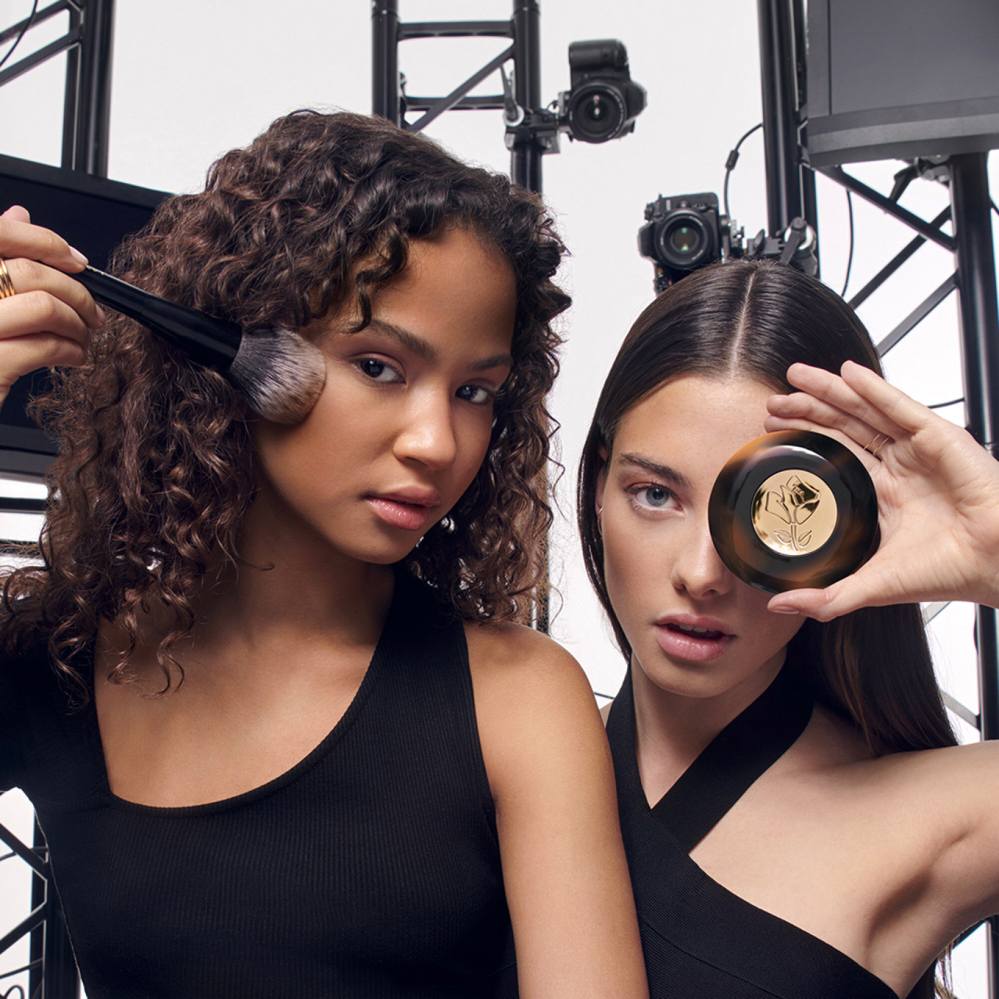 هايلايتر سي.إي سكين ترانسفورمينغ تان إيدول ألترا وير